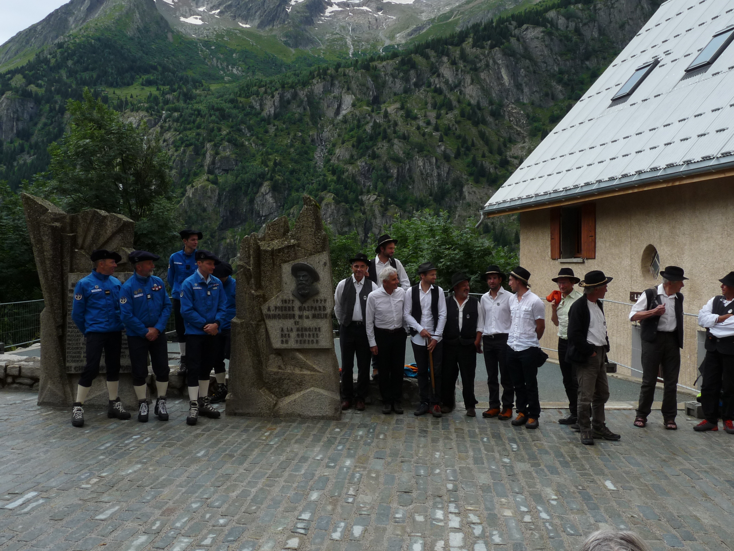 Compagnie des guides de la Bérarde devant le monument du père Gaspard