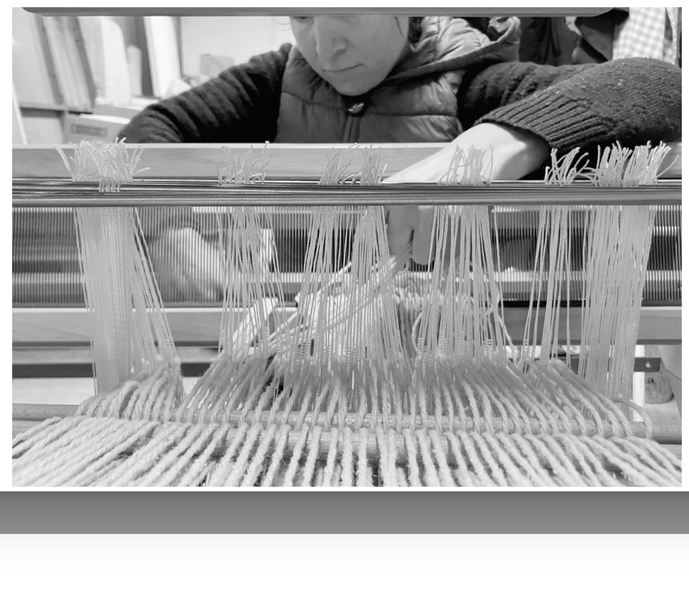 Fabrication de tissus sur métier artisanal par la tisserande Morgane le Norcy 