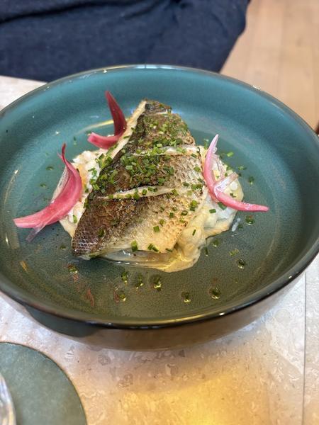 Un plat de poisson et de purée.