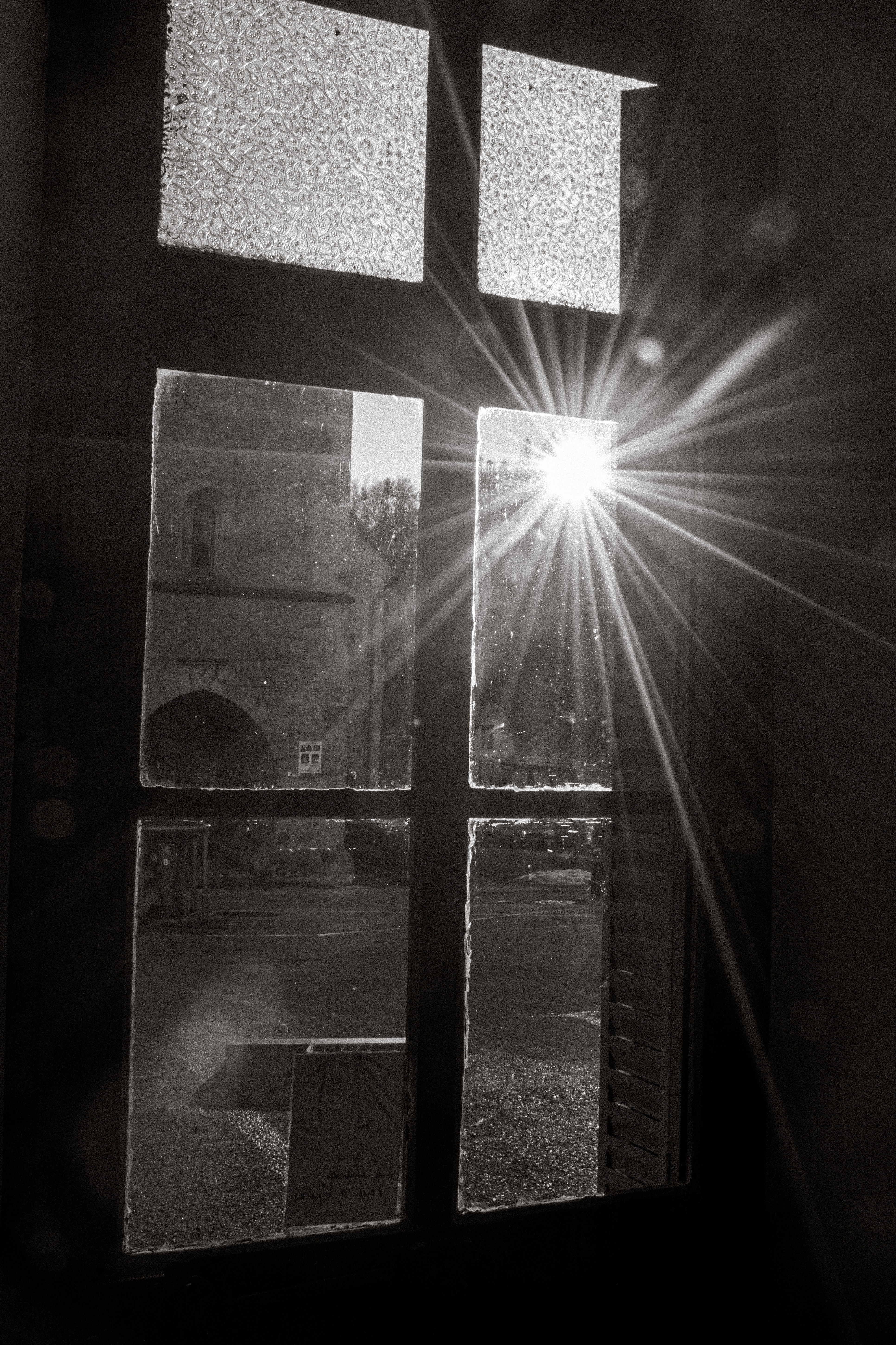 Vue de place de l'église par le salon