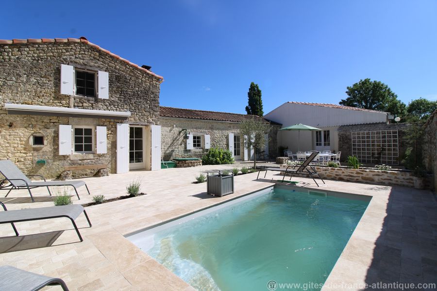 Extérieur avec piscine dans une location Gîtes de France