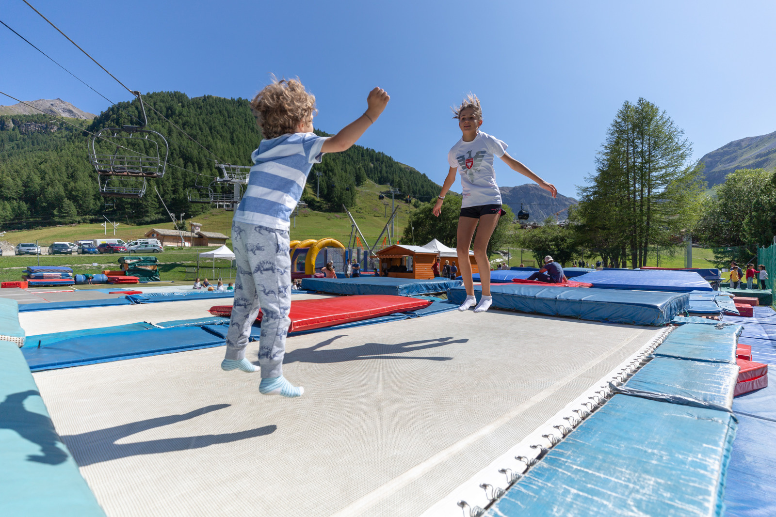Enfants qui sautent sur le trampoline