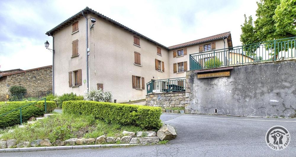 Grand Gîte communal - 15 personnes à Affoux - centre du village, en Haut Beaujolais, dans le Rhône : l\'arrivée au GITE.