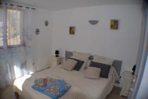 Chambre à coucher lumineuse avec lit double, fenêtre et rideaux