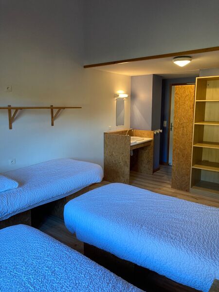 lits simples dans chambre privée pour 3 personnes