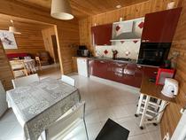 Cuisine moderne et lumineuse, table à manger, plaques au gaz, carrelage