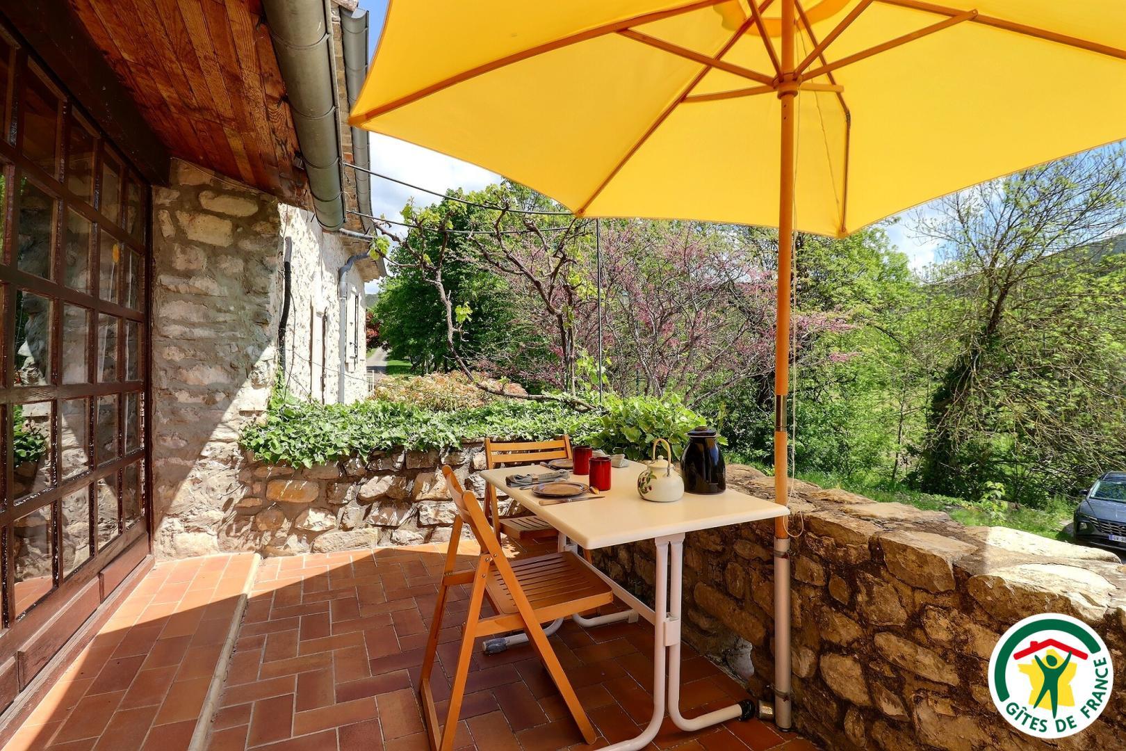Balcon-terrasse, entrée du gîte