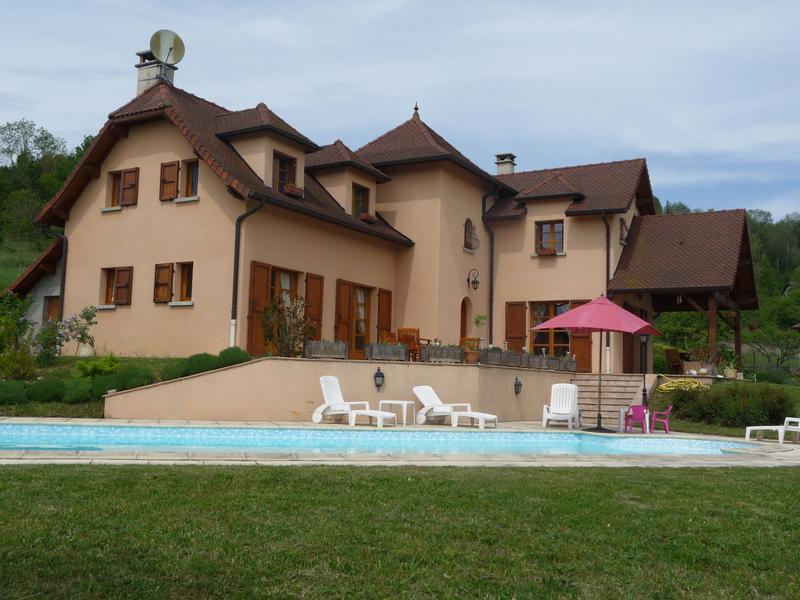 Vue exterieure de la maison des chambres d'hôtes à L'orée des vignes à Saint-Chef en Dauphiné