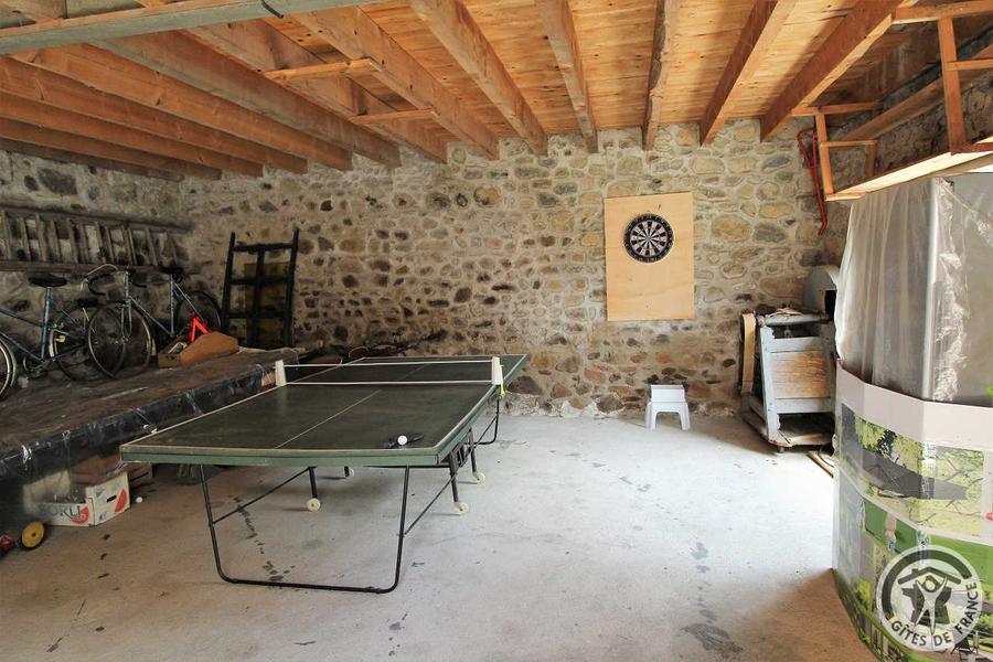 Gîte \'Moulin La Chavanne\' à Poule-Les-Écharmeaux (Rhône, Haut-Beaujolais / Beaujolais Vert) : Table de ping-pong dans le garage/salle de jeux.