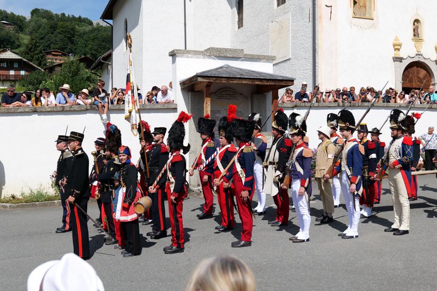 Les grenadiers défilant dans Cordon Les grenadiers défilant dans Cordon