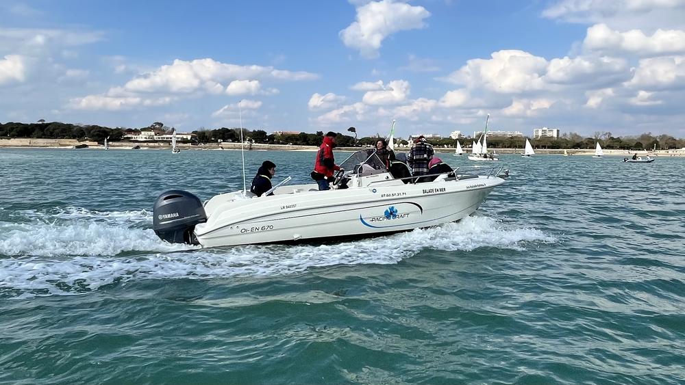 Un bateau à moteur avec des passagers sur l'océan.
