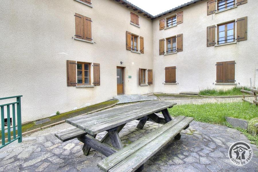 Grand Gîte communal - 15 personnes à Affoux - centre du village, en Haut Beaujolais, dans le Rhône : table de pique-nique réservée au GITE.