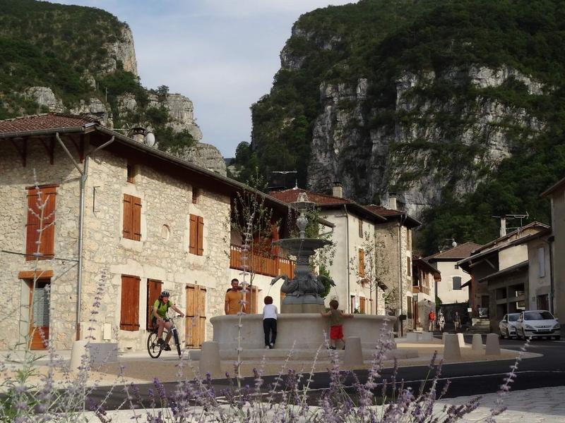 La place de la fontaine à Cognin