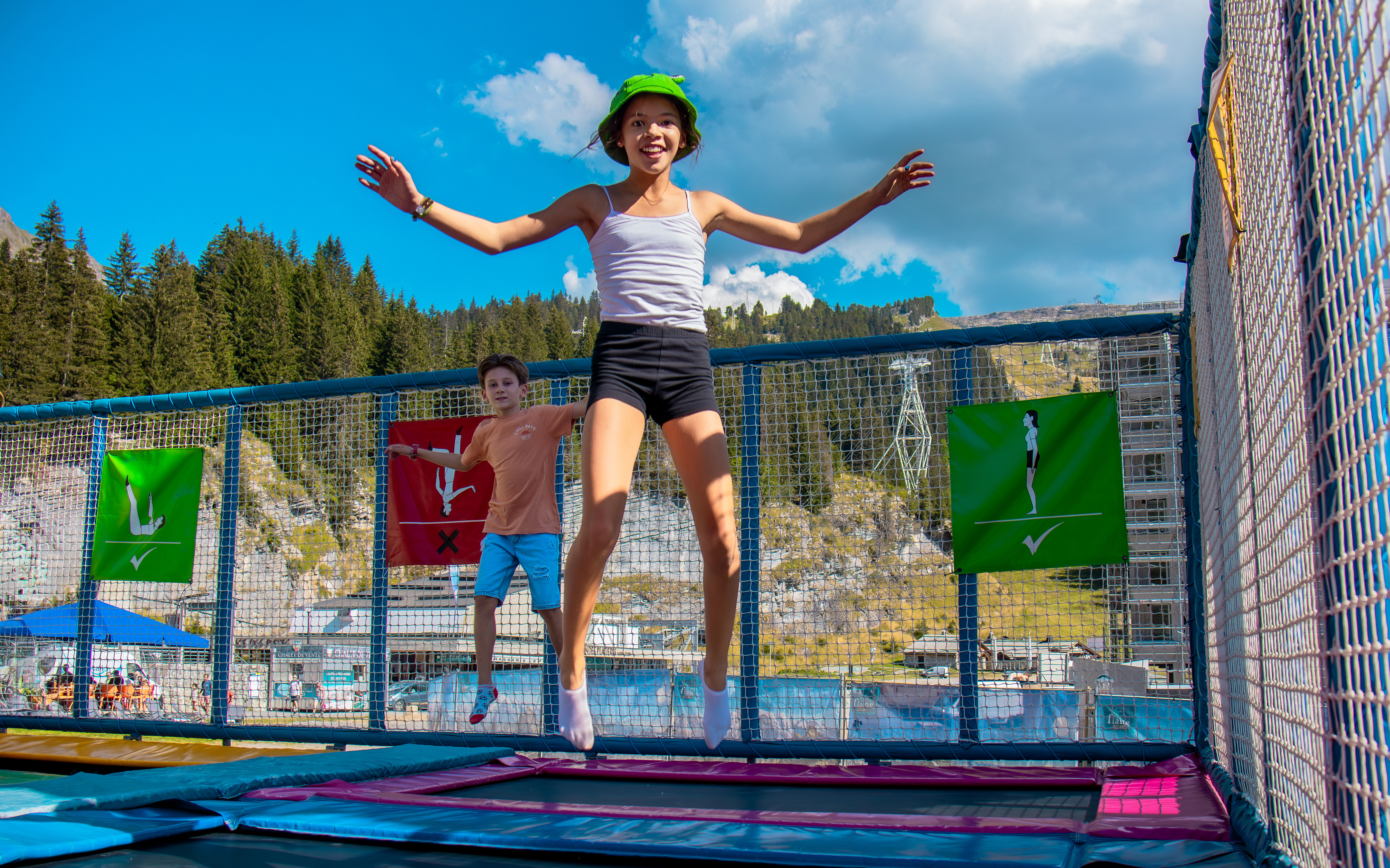 Deux enfants s'amusant sur les trampolines