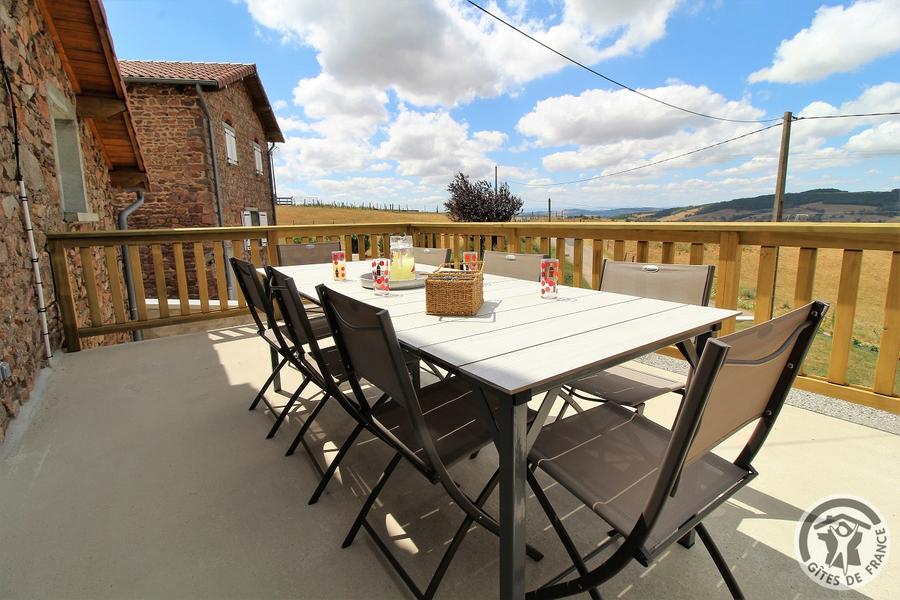 Gîte de la Cerise à Amplepuis - Hameau de St Claude Huissel (Rhône, Beaujolais Vert, région du Lac des sapins) : terrasse avec salon de jardin.