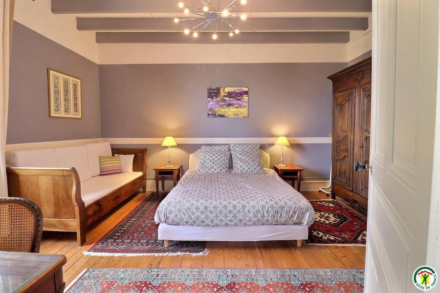 1er étage chambre familiale PROVENCE : chambre de 19.8m² avec lit queen size 1er étage chambre familiale PROVENCE : chambre de 19.8m² avec lit queen size