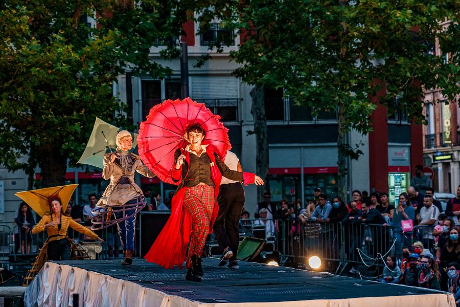 - © Cie Tout en vrac Festival de place en place - Burning Scarlett_Guillestre - © Cie Tout en vrac