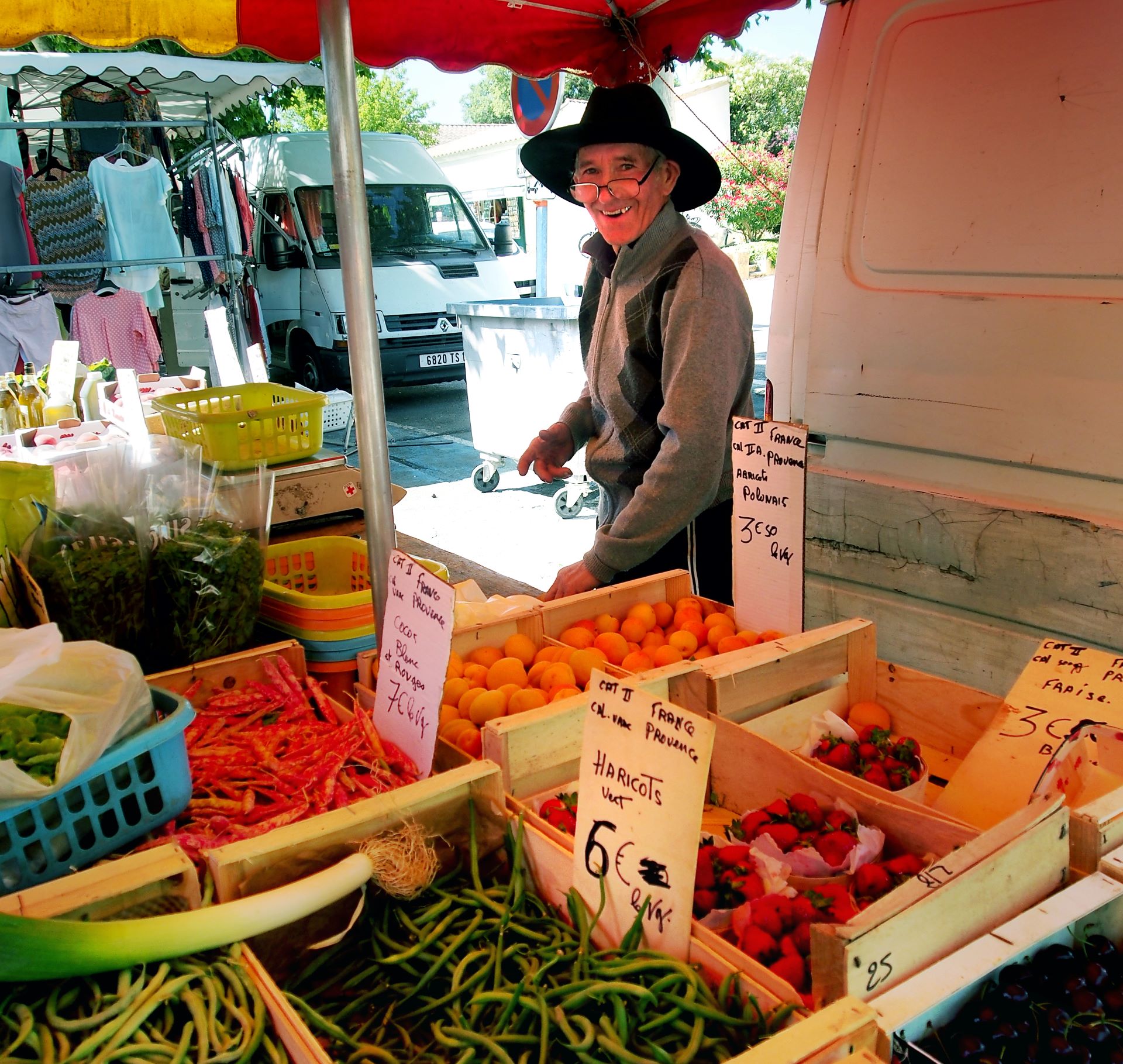 Marché provençal bi-hebdomadaire à Fontvieille - photo 5