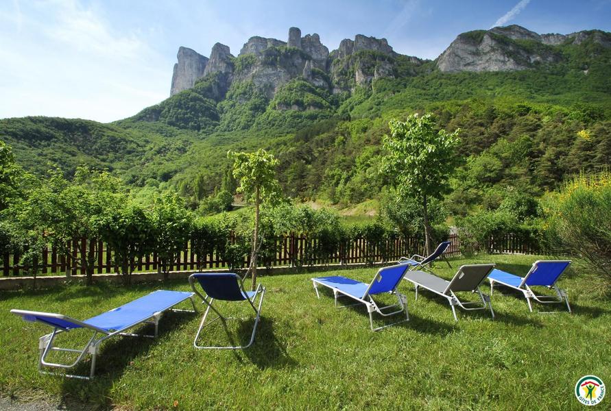 La montagne des 3 Becs : vue panoramique depuis le jardin et les terrasses.