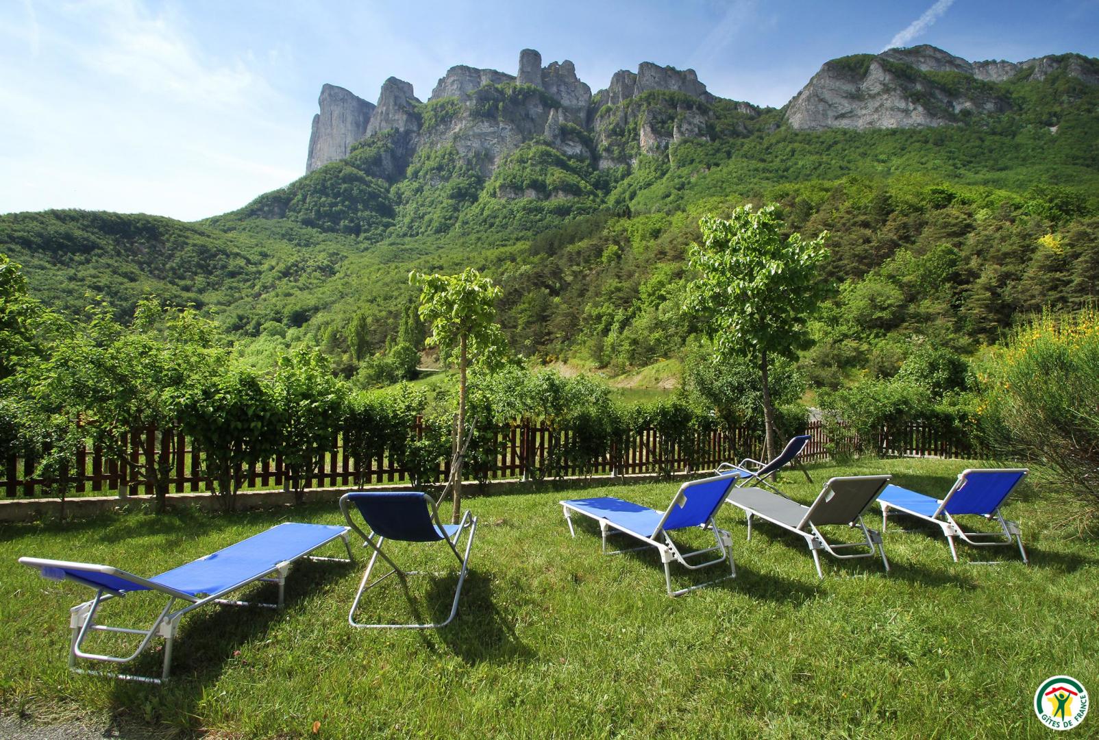 La montagne des 3 Becs : vue panoramique depuis le jardin et les terrasses.