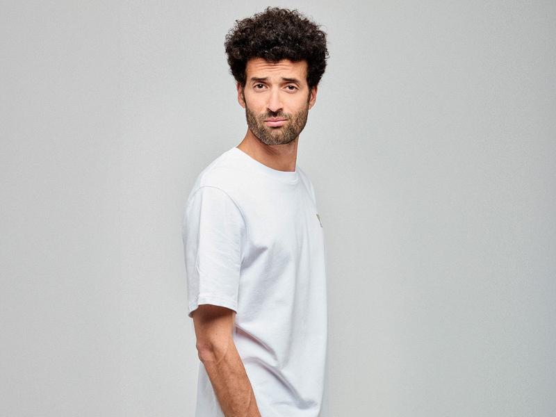Alex Fredo portant un tee-shirt blanc