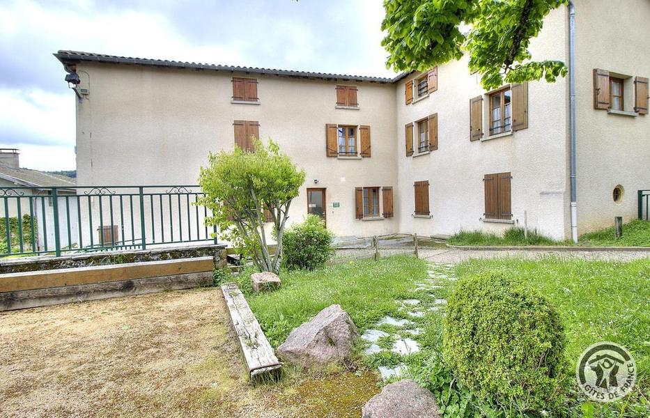 Grand Gîte communal - 15 personnes à Affoux - centre du village, en Haut Beaujolais, dans le Rhône : le GITE.