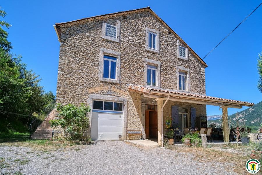 Façade sud de notre maison ; sur la gauche on devine la montée d'escaliers (22 marches) qui conduit à nos chambres d'Hôtes. C'est sous le auvent que vos petits-déjeuners vous seront servis à la belle saison si vous le souhaitez.