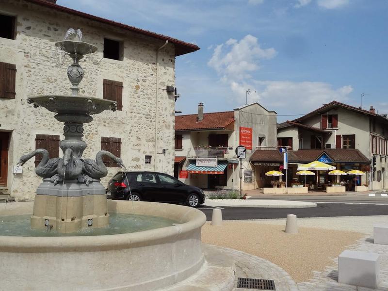 Place de la fontaine à Cognin