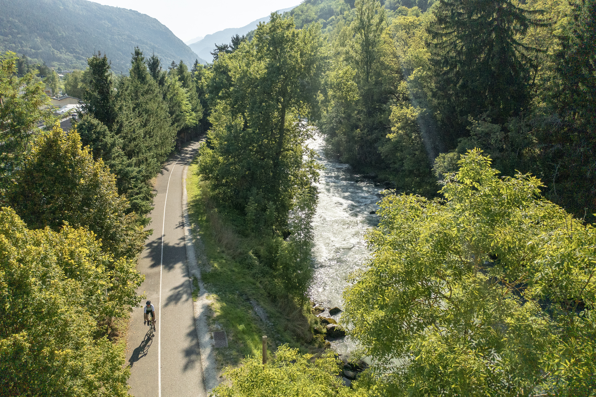 Piste cycblabe longeant l'Isère