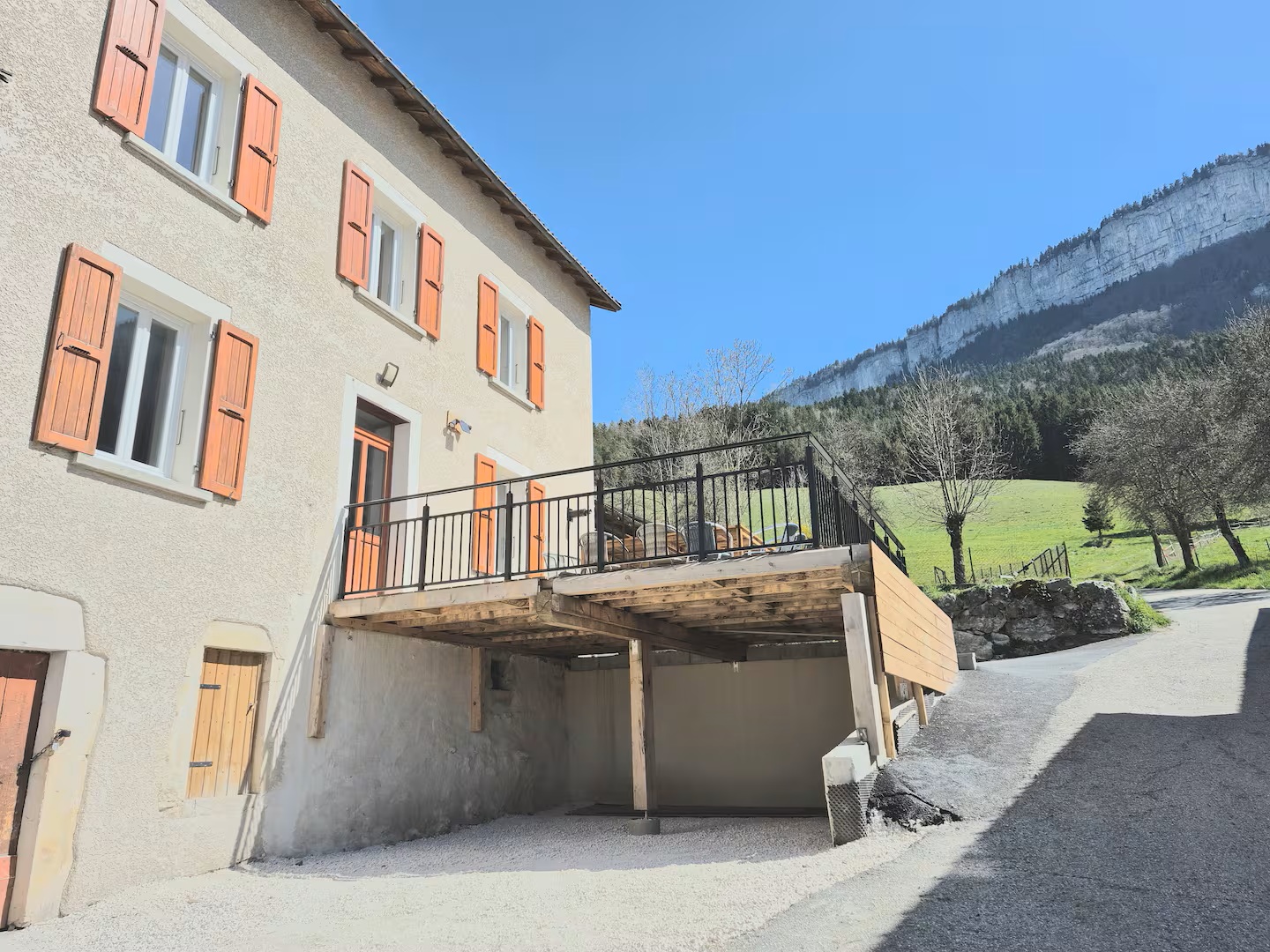 Vue sur la belle façade du gîte de la Berthuinière entourée à Saint-Martin-en-Vercors