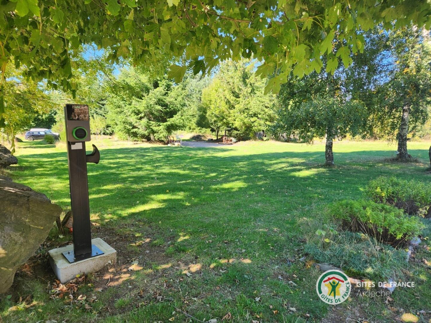 Borne de recharge pour véhicule électrique