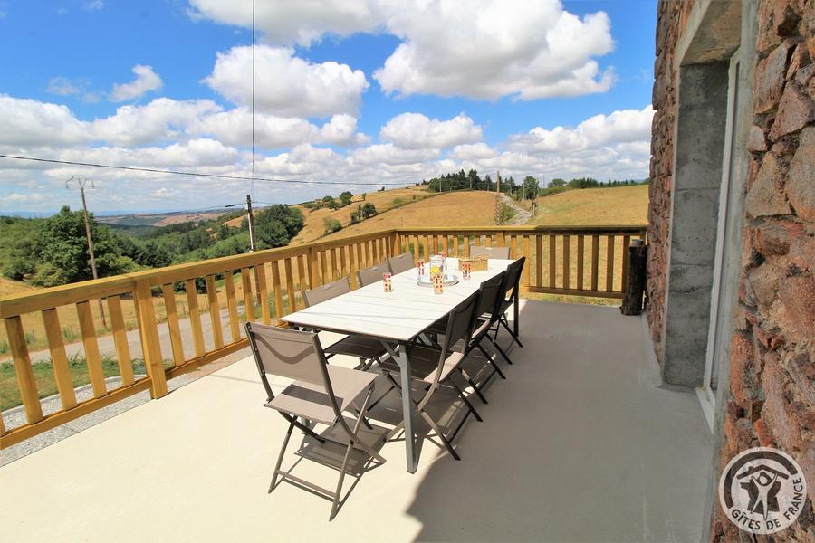 Gîte de la Cerise à Amplepuis - Hameau de St Claude Huissel (Rhône, Beaujolais Vert, région du Lac des sapins) : la terrasse offre une jolie vue sur la campagne environnante.