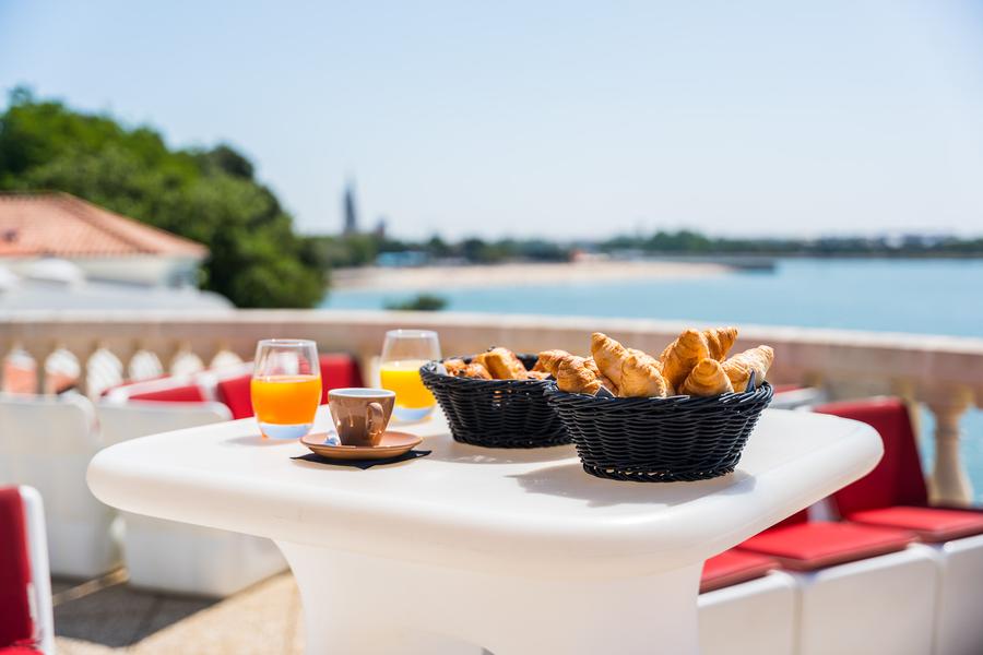 Table sur la terrasse vue océan