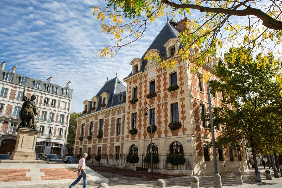 Vue sur la place Arthur Dussault et la Mairie de Charenton-le-Pont 