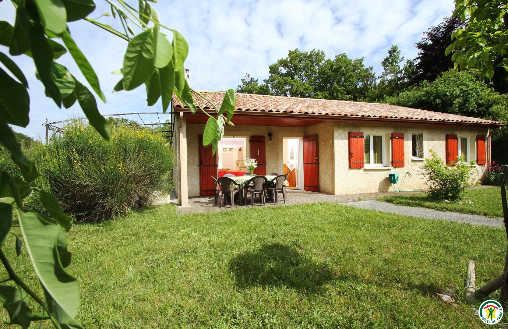 En pleine nature au pied des 3 Becs une grande maison récente, de plain-pied, tout confort vous attend ...
