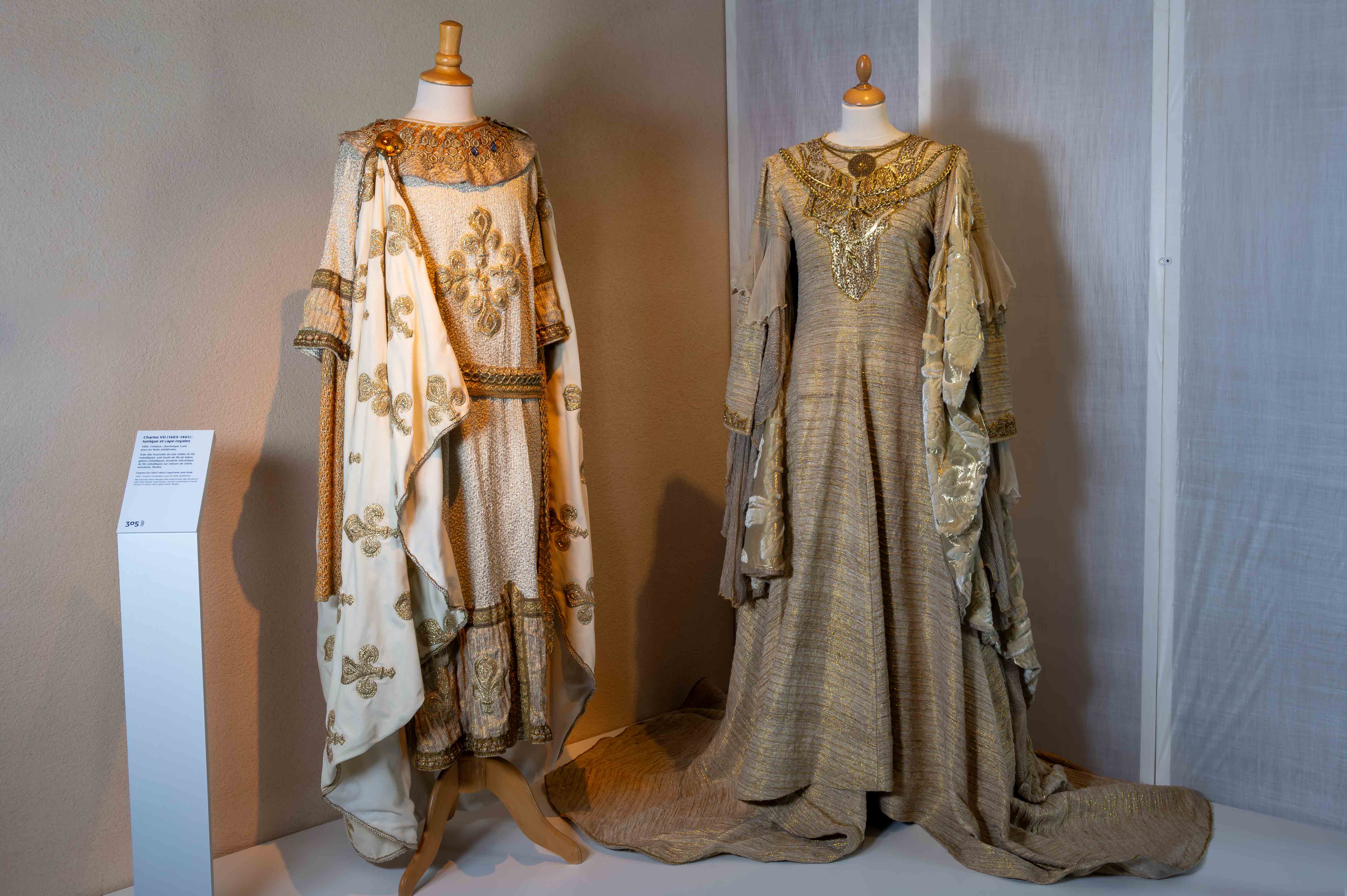 Présentation de costumes  historiques de la collection du musée