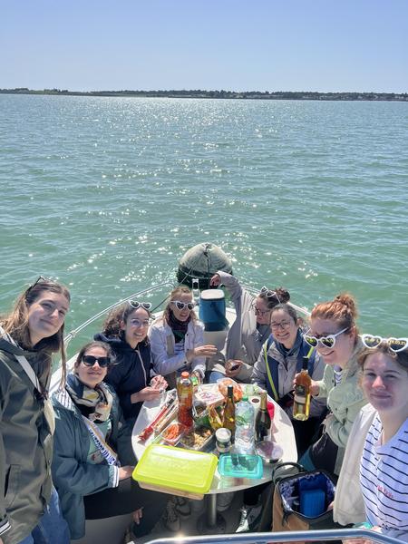Des passagères prennent l'apéro sur le bateau à l'arrêt, en mer.