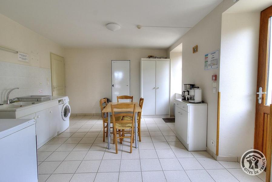 Grand Gîte communal - 15 personnes à Affoux - centre du village, en Haut Beaujolais, dans le Rhône : la cuisine au rez-de-chaussée.