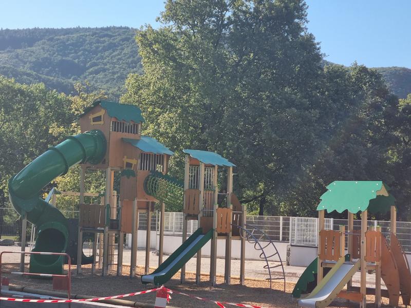 ar Restaurant du camping avec air de jeux