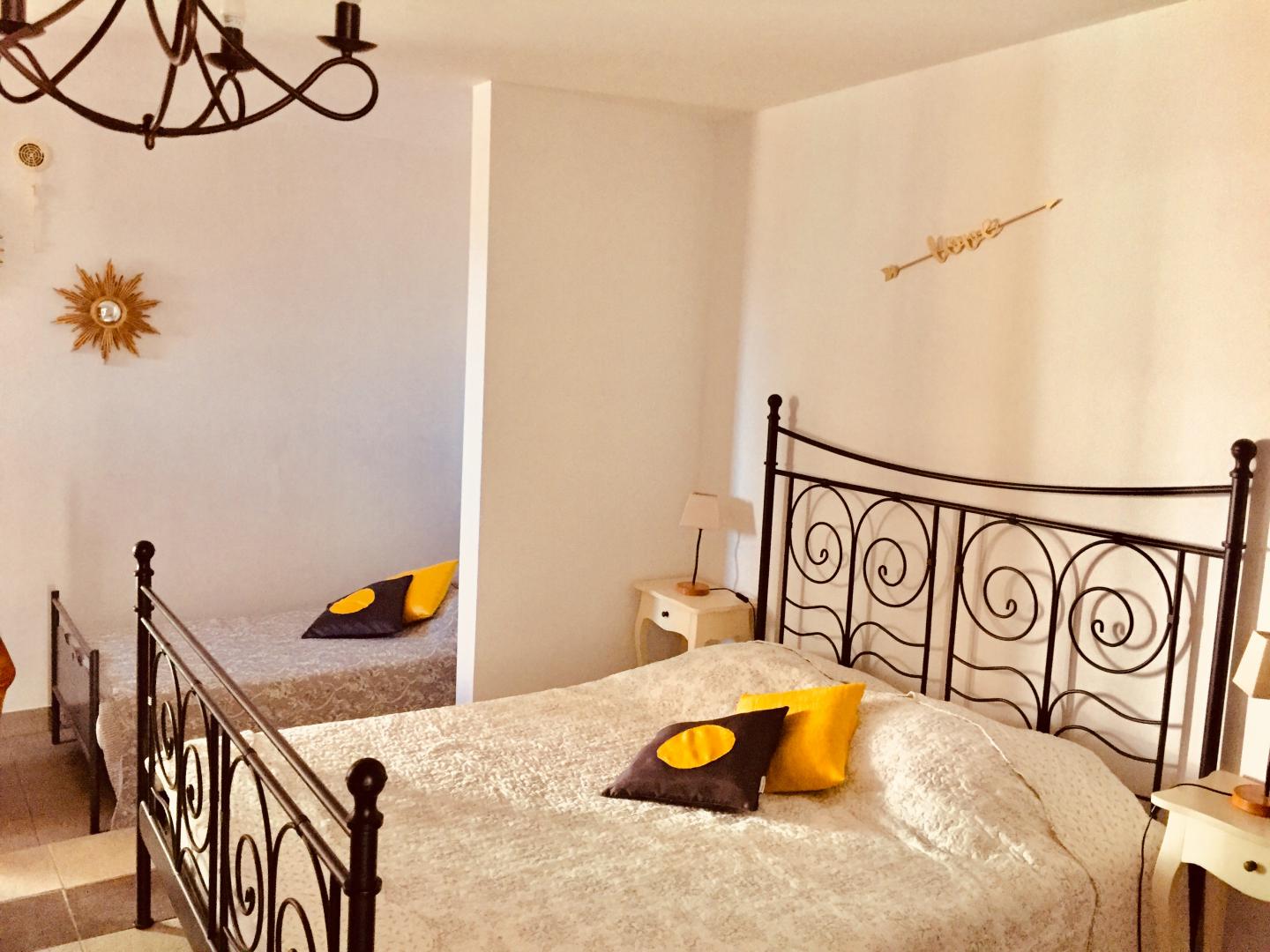La Chambre Soleil, 26 m² pour 4 personnes , avec une salle de bain indépendante.