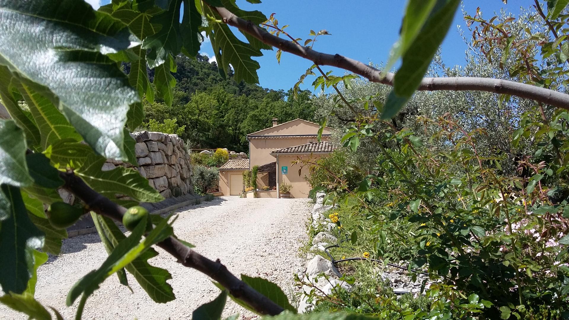 Bienvenue à La ferme du chêne fleuri chez David et Caroline et leurs enfants. Chemin d'accès.