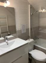 Salle de bains familiale avec baignoire étage