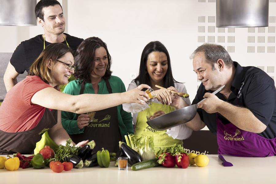 Une groupe de personne réalisant une recette.