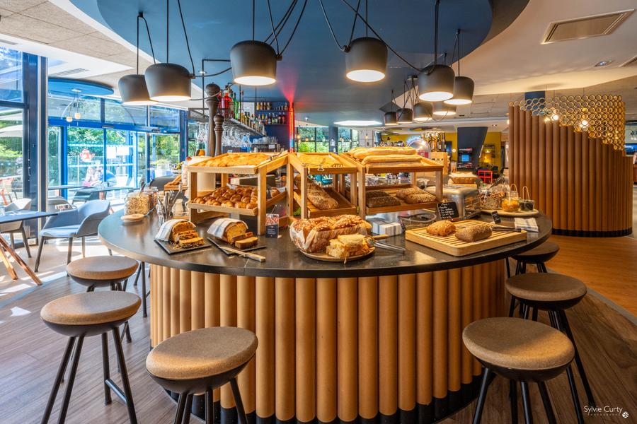 Le buffet du petit-déjeuner avec des pains, céréales, viennoiseries, etc.