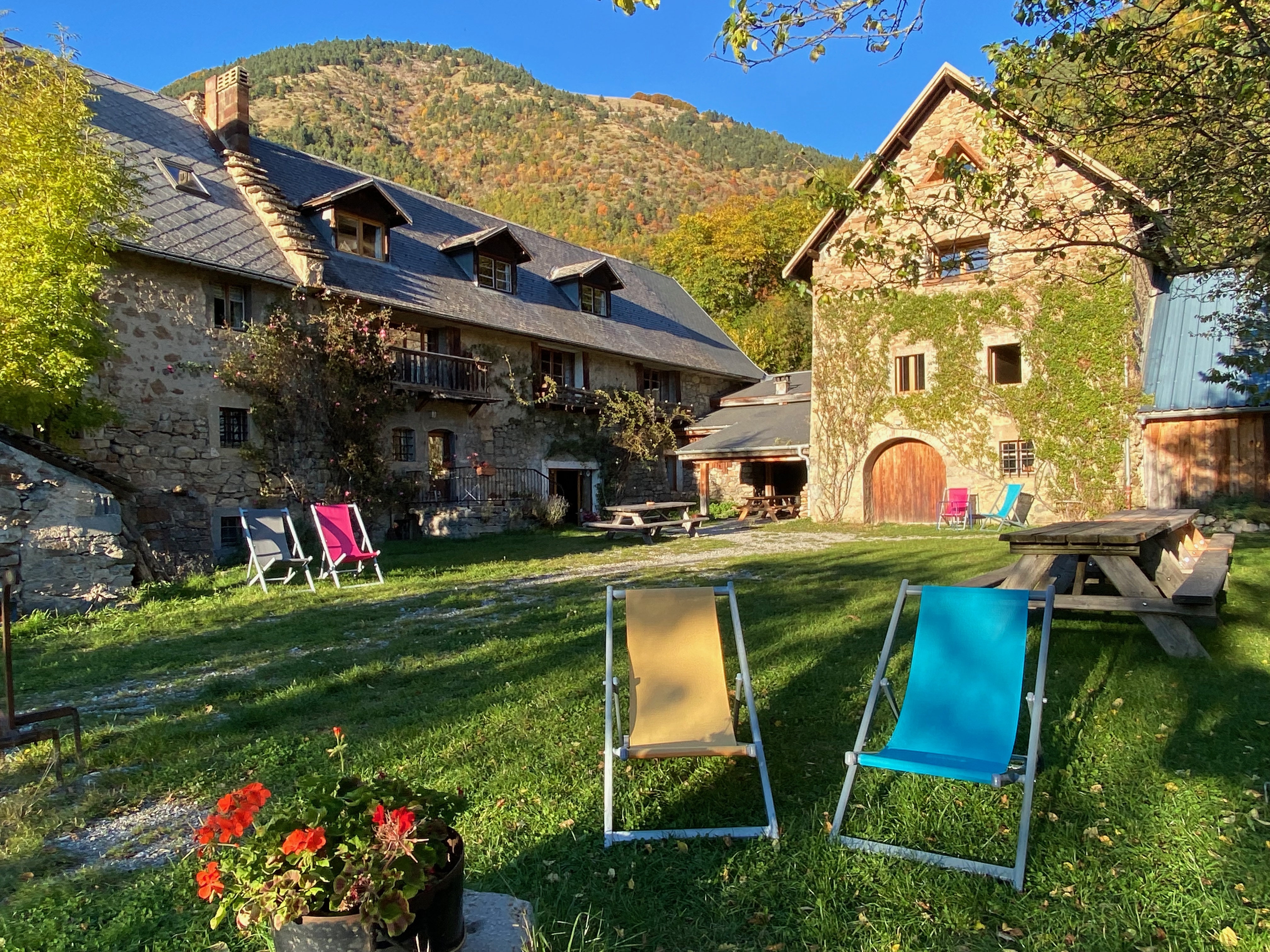 Le gîte vu depuis le jardin avec des chaises longues