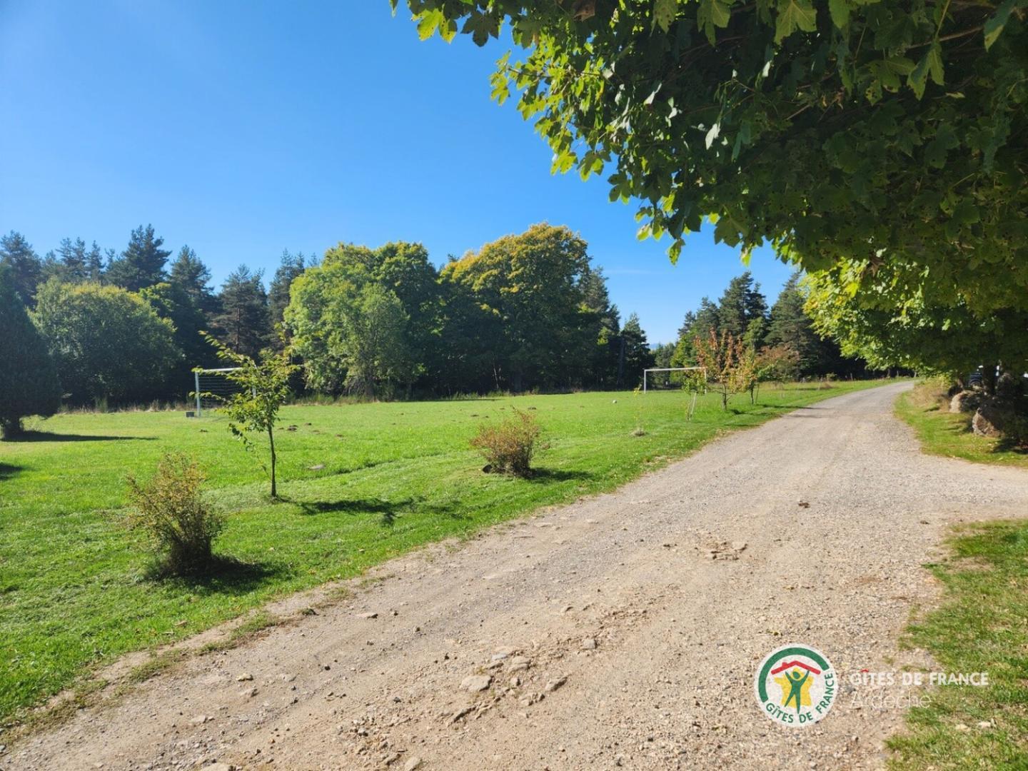 Terrain avec cages de foot