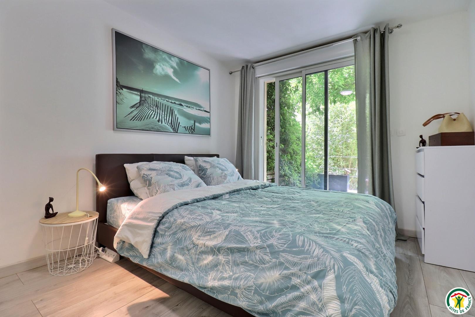 Chambre 1 : lit double 1x160, douche italienne, lave-mains, wc. Accès direct terrasse