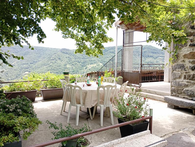 terrasse ombragée avec vue dégagée sur la nature