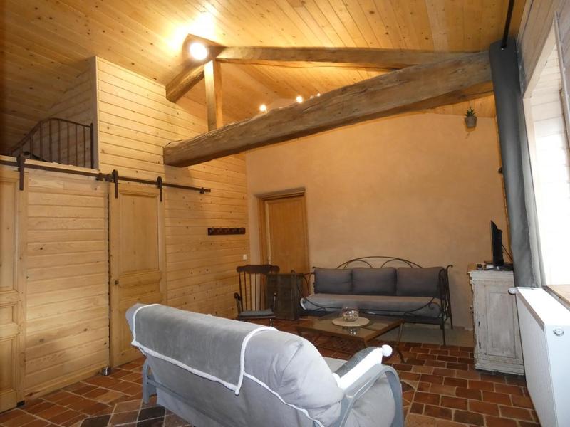 Gîte \'Le Relais d\'Avauges\' à ST ROMAIN DE POPEY (Rhône, Beaujolais, proximité de l\'Arbresle et Tarare): salon avec poêle à bois