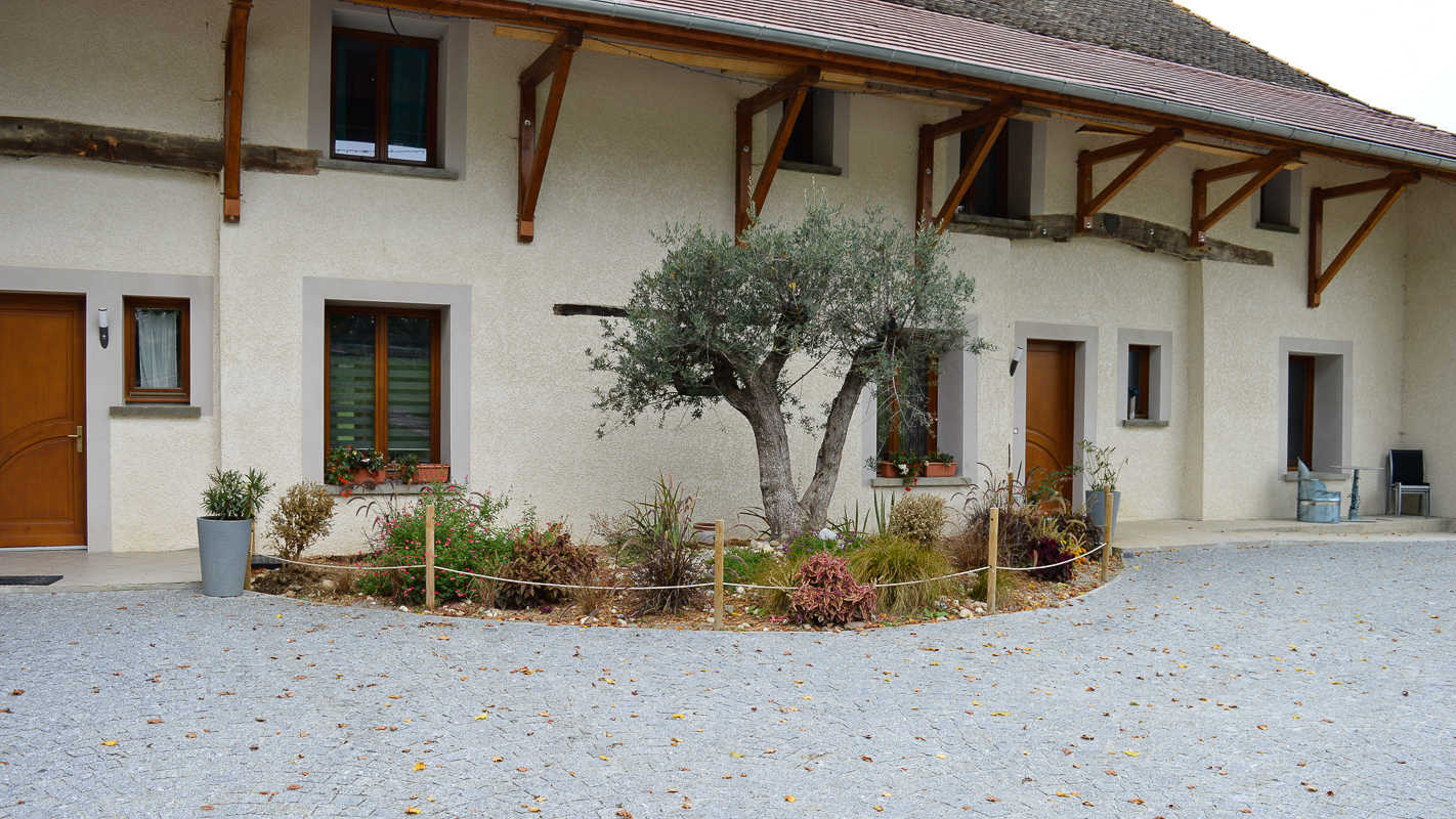 C'est avec tout notre coeur que nous avons patiemment rénové cette grange sur 5 hectares de bois et de prés, pour vous accueillir dans le plus grand confort et la sérenité